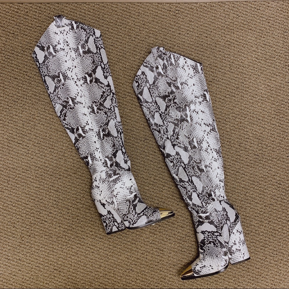 BRAND NEW🖤 Snake/python wedge boots